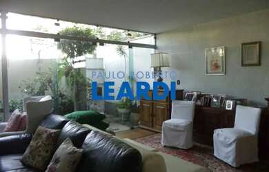 Imagem: A casa possui 4 Dormitórios, 5 Banheiros, 3 Vagas na garagem