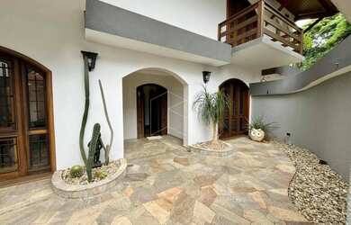 Imagem: A casa possui 4 Dormitórios, 2 Banheiros, 4 Vagas na garagem