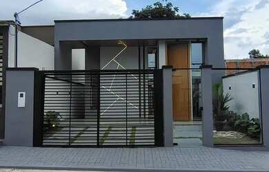 Imagem: A casa possui 3 Dormitórios, 2 Banheiros, 2 Vagas na garagem