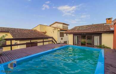 Imagem: A casa possui 4 Dormitórios, 4 Banheiros, 4 Vagas na garagem