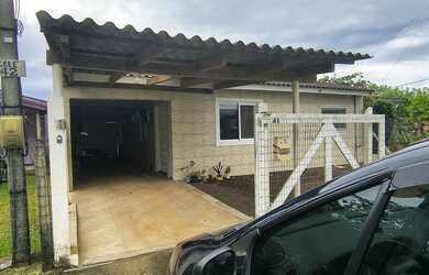 Imagem: A casa possui 2 Dormitórios, 1 Banheiro, 2 Vagas na garagem