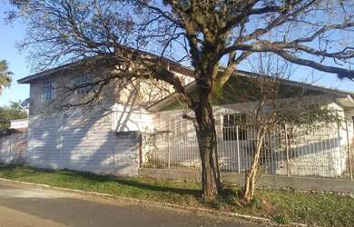 Imagem: A casa possui 5 Dormitórios, 3 Banheiros, 2 Vagas na garagem