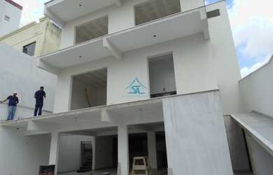 Imagem: A casa possui 4 Dormitórios, 5 Banheiros, 4 Vagas na garagem