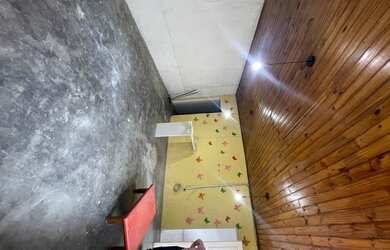 Imagem: A casa possui 1 Dormitório, 1 Banheiro, 1 Vaga na garagem