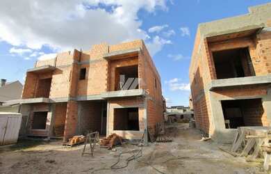 Imagem: A casa possui 3 Dormitórios, 3 Banheiros, 2 Vagas na garagem