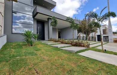 Imagem: A casa em condomínio possui 3 Dormitórios, 1 Banheiro, 4 Vagas