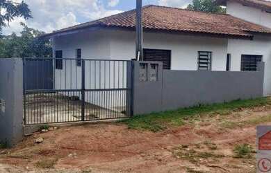 Imagem: A casa possui 2 Dormitórios, 2 Banheiros, 2 Vagas na garagem