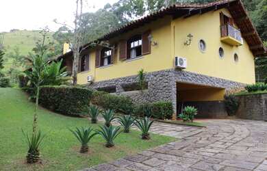 Imagem: A casa possui 4 Dormitórios, 2 Banheiros, 5 Vagas na garagem