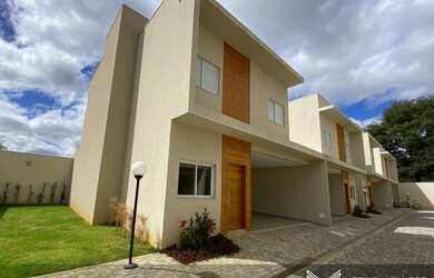 Imagem: A casa possui 3 Dormitórios, 3 Banheiros, 2 Vagas na garagem