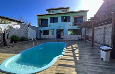 Imagem: A casa possui 4 Dormitórios, 4 Banheiros, 2 Vagas na garagem