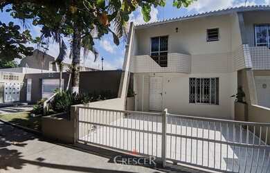 Imagem: A casa possui 2 Dormitórios, 2 Banheiros, 2 Vagas na garagem