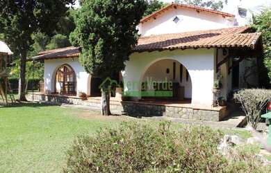 Imagem: A casa possui 4 Dormitórios, 2 Banheiros, 1 Vaga na garagem