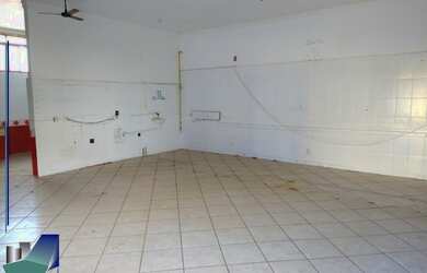 Imagem: O depósito possui 5 Vagas na garagem, 200m² de Área e está