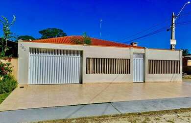 Imagem: A casa possui 3 Dormitórios, 4 Banheiros, 5 Vagas na garagem