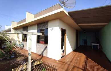 Imagem: A casa possui 3 Dormitórios, 2 Banheiros, 3 Vagas na garagem