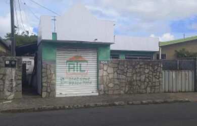 Imagem: A casa possui 2 Dormitórios, 1 Banheiro e 2 Vagas na garagem