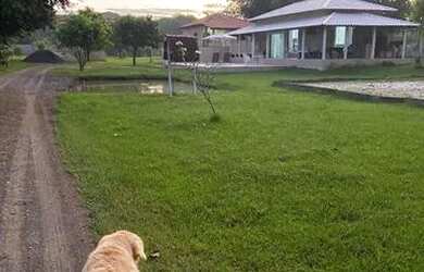 Imagem: A casa em condomínio possui 4 Dormitórios, 5 Banheiros, 2