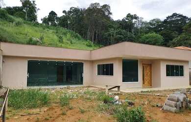 Imagem: A casa possui 3 Dormitórios, 3 Banheiros, 4 Vagas na garagem