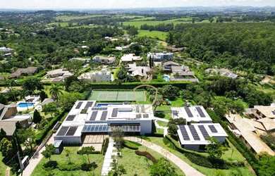 Imagem: A casa em condomínio possui 5 Dormitórios, 5 Banheiros, 4