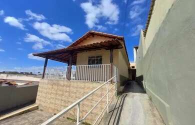 Imagem: A casa possui 3 Dormitórios, 2 Banheiros, 2 Vagas na garagem