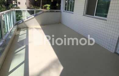 Imagem: O apartamento possui 4 Dormitórios, 5 Banheiros, 3 Vagas na