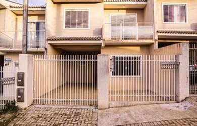 Imagem: A casa possui 3 Dormitórios, 2 Banheiros, 1 Vaga na garagem