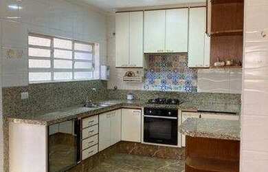 Imagem: A casa possui 3 Dormitórios, 4 Banheiros, 5 Vagas na garagem