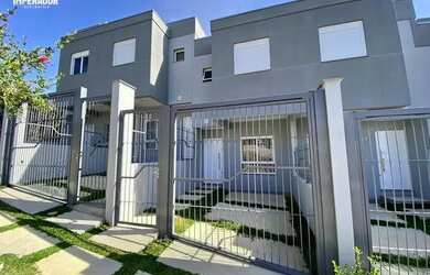 Imagem: A casa possui 2 Dormitórios, 2 Banheiros, 1 Vaga na garagem