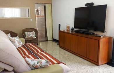 Imagem: A casa possui 3 Dormitórios, 3 Banheiros, 240m² de Área e