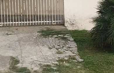 Imagem: A casa possui 3 Dormitórios, 1 Banheiro, 2 Vagas na garagem