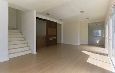 Imagem: A casa possui 5 Dormitórios, 5 Banheiros, 2 Vagas na garagem