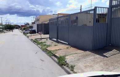 Imagem: A casa possui 1 Dormitório, 1 Banheiro, 1 Vaga na garagem e