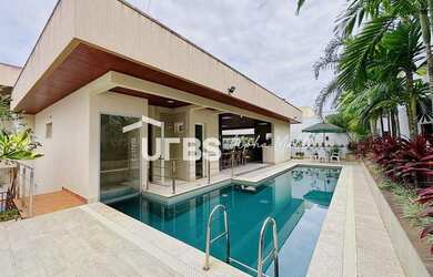 Imagem: A casa possui 4 Dormitórios, 5 Banheiros, 3 Vagas na garagem