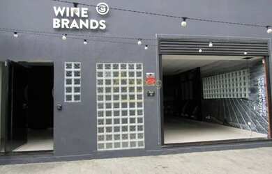 Imagem: O depósito possui 4 Vagas na garagem, 630m² de Área e está