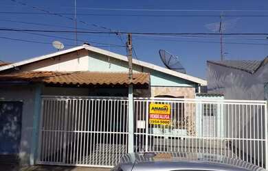 Imagem: A casa possui 3 Dormitórios, 1 Banheiro, 2 Vagas na garagem