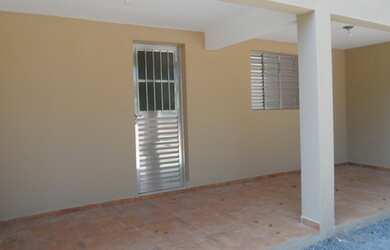 Imagem: A casa possui 1 Dormitório, 2 Banheiros, 2 Vagas na garagem