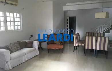 Imagem: A casa em condomínio possui 4 Dormitórios, 5 Banheiros, 4