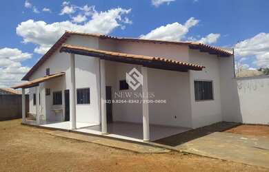 Imagem: A casa possui 2 Dormitórios, 2 Banheiros, 2 Vagas na garagem