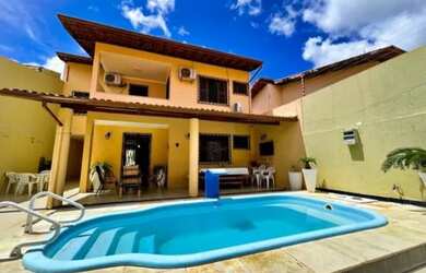 Imagem: A casa possui 3 Dormitórios, 2 Banheiros, 1 Vaga na garagem