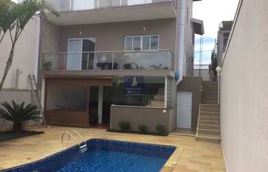 Imagem: A casa possui 3 Dormitórios, 4 Banheiros, 3 Vagas na garagem