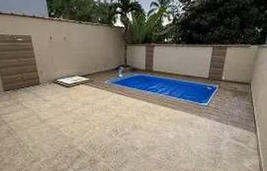 Imagem: A casa possui 3 Dormitórios, 2 Banheiros, 2 Vagas na garagem