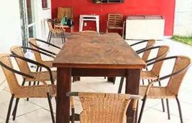 Imagem: A casa possui 4 Dormitórios e 5 Vagas na garagem e está localizado