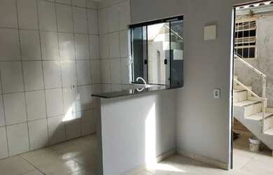 Imagem: A casa possui 1 Dormitório, 1 Banheiro, 1 Vaga na garagem e