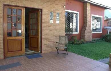 Imagem: A casa possui 5 Dormitórios, 5 Banheiros, 2 Vagas na garagem