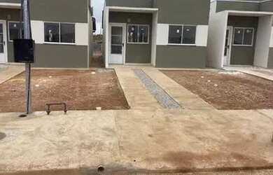 Imagem: A casa possui 2 Dormitórios, 1 Banheiro, 2 Vagas na garagem