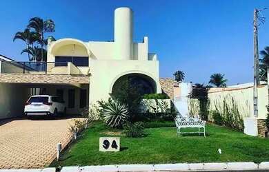 Imagem: A casa em condomínio possui 5 Dormitórios, 5 Banheiros, 525m²