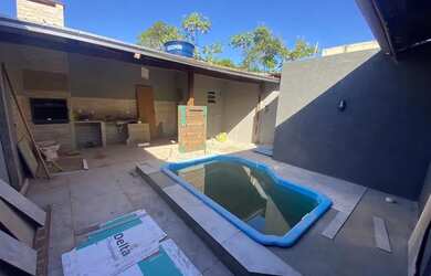 Imagem: A casa possui 3 Dormitórios, 3 Banheiros, 3 Vagas na garagem