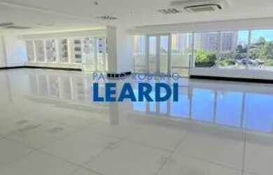 Imagem: O depósito possui 4 Vagas na garagem e 200m² de Área e está