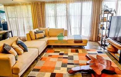 Imagem: A casa possui 3 Dormitórios, 3 Banheiros, 4 Vagas na garagem