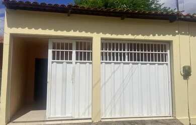 Imagem: A casa possui 2 Dormitórios, 2 Banheiros, 2 Vagas na garagem